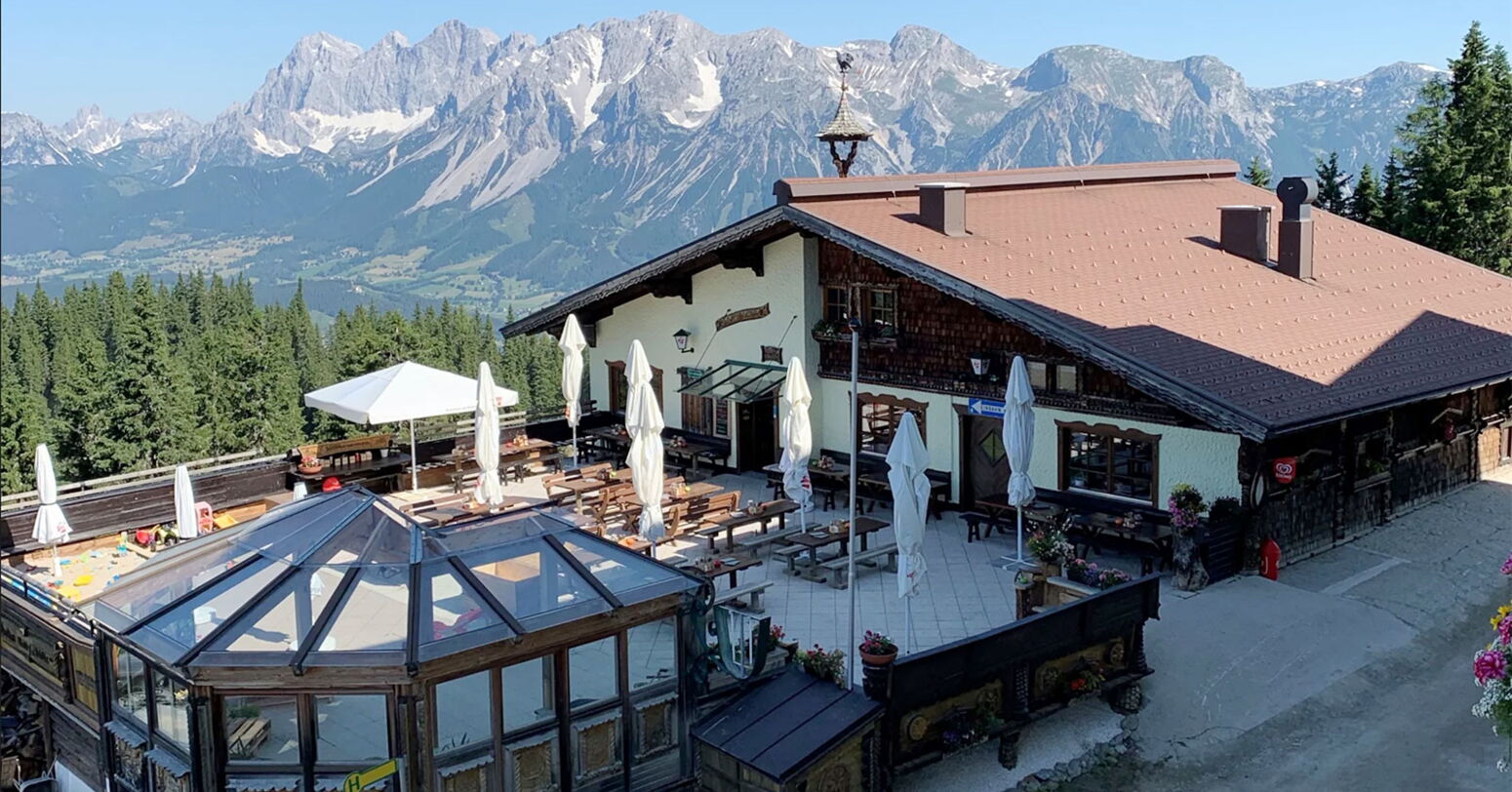Große Sonnenterrasse auf Onkel Willis Hütte auf der Planai