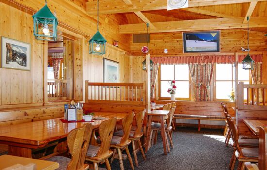 Gemütliche Gaststube in der Schladminger Hütte