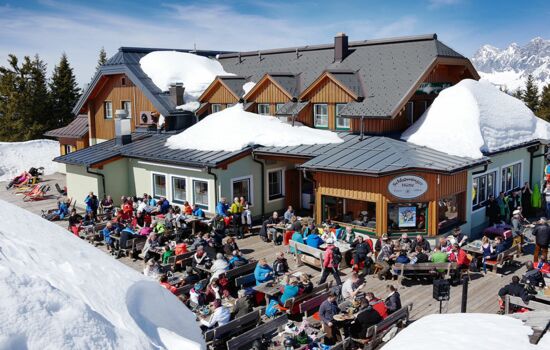 Genug Platz für Alle auf der Sonnenterrasse auf der Schladminger Hütte