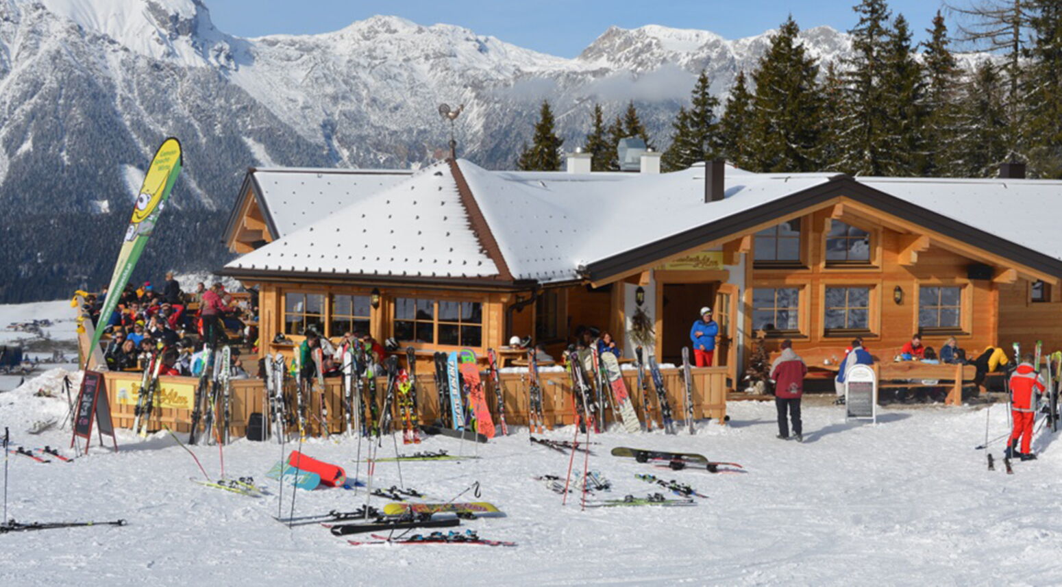 Die Wieslech Alm liegt sonnig direkt neben der Piste und ladet euch herzlich zu einem Einkehrschwung ein