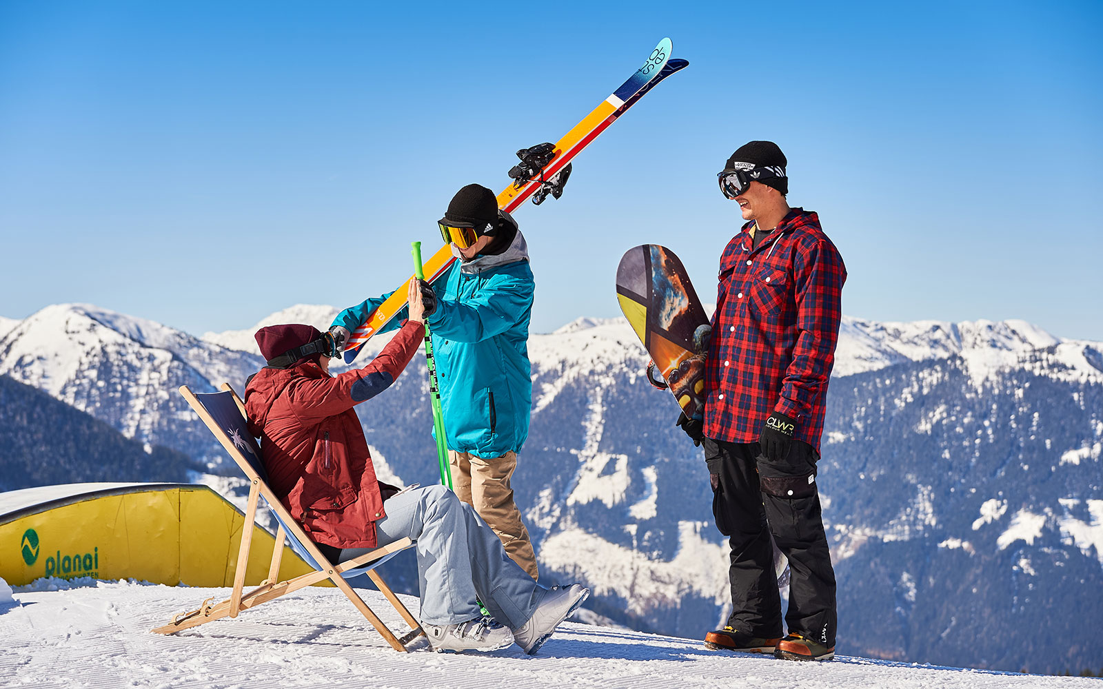 Snowboarder und Skifahrer im Funslope auf der Planai